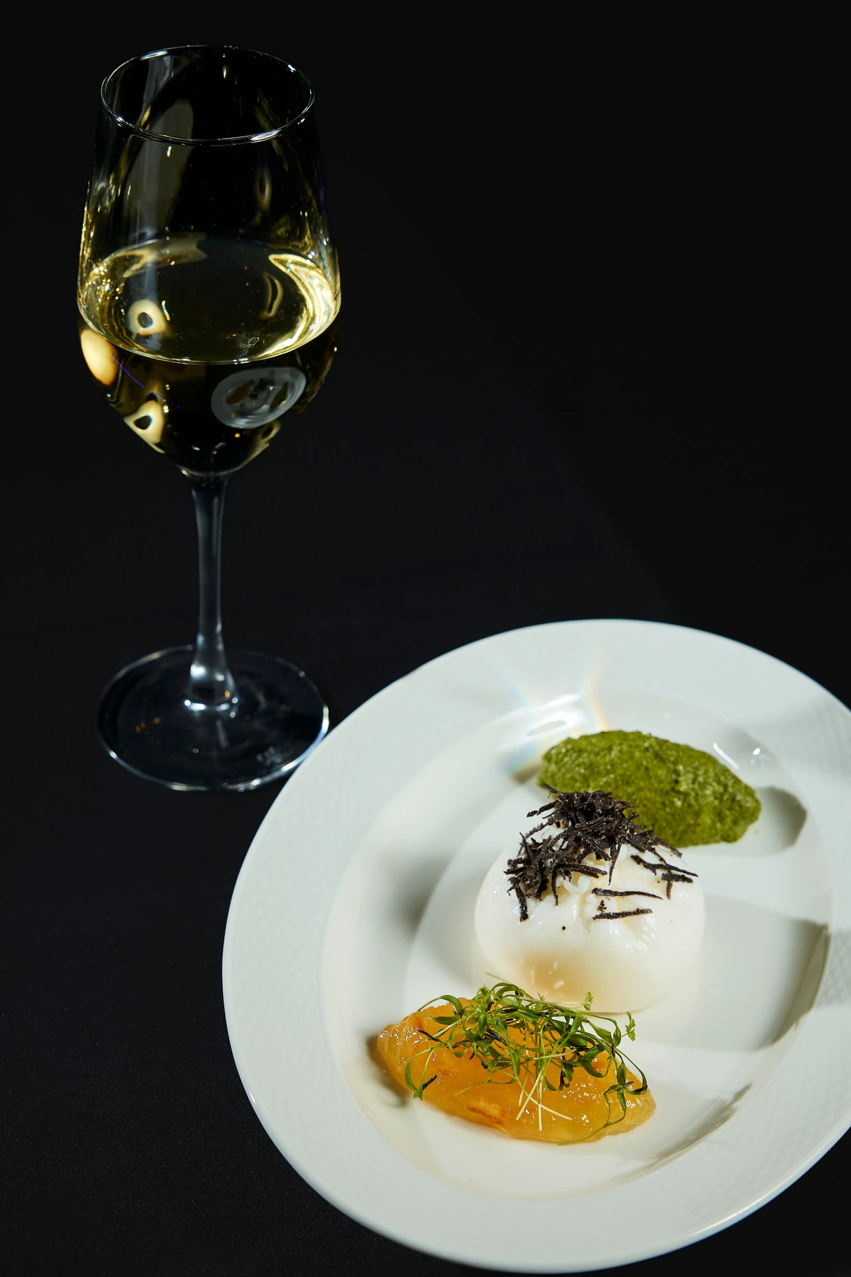 Яйцо пашот с трюфелем, зелёным соусом и микрозеленью